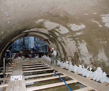 823324 Afbeelding van de restauratiewerkzaamheden onder de Bijlhouwerbrug te Utrecht.